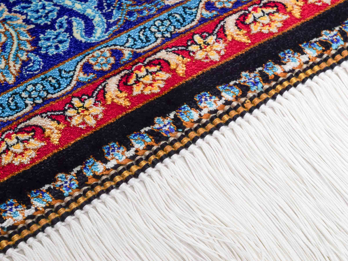 Ghom Maschinenteppich "Tahmina" 150 x 100 cm, mit Spiegel-Medaillon, aus pflanzlicher Seide (Viskose), Schwarz-Blau. Teppichnummer: V87BK150H. Persian Luxury Collection by Khademi. Made in Iran / Persia – Vertrieb durch JUPITER Intl.