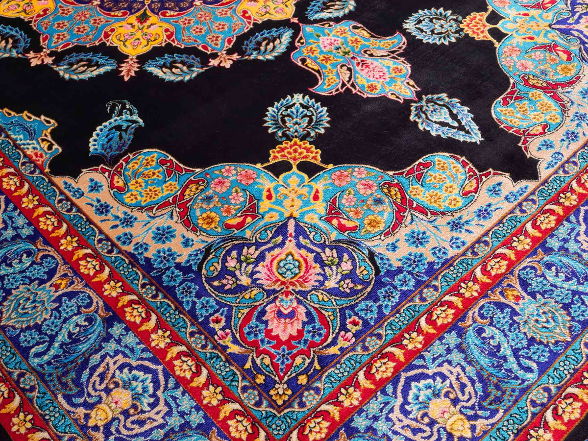 Ghom Maschinenteppich "Tahmina" 150 x 100 cm, mit Spiegel-Medaillon, aus pflanzlicher Seide (Viskose), Schwarz-Blau. Teppichnummer: V87BK150H. Persian Luxury Collection by Khademi. Made in Iran / Persia – Vertrieb durch JUPITER Intl.