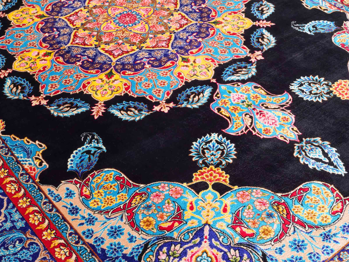 Ghom Maschinenteppich "Tahmina" 150 x 100 cm, mit Spiegel-Medaillon, aus pflanzlicher Seide (Viskose), Schwarz-Blau. Teppichnummer: V87BK150H. Persian Luxury Collection by Khademi. Made in Iran / Persia – Vertrieb durch JUPITER Intl.