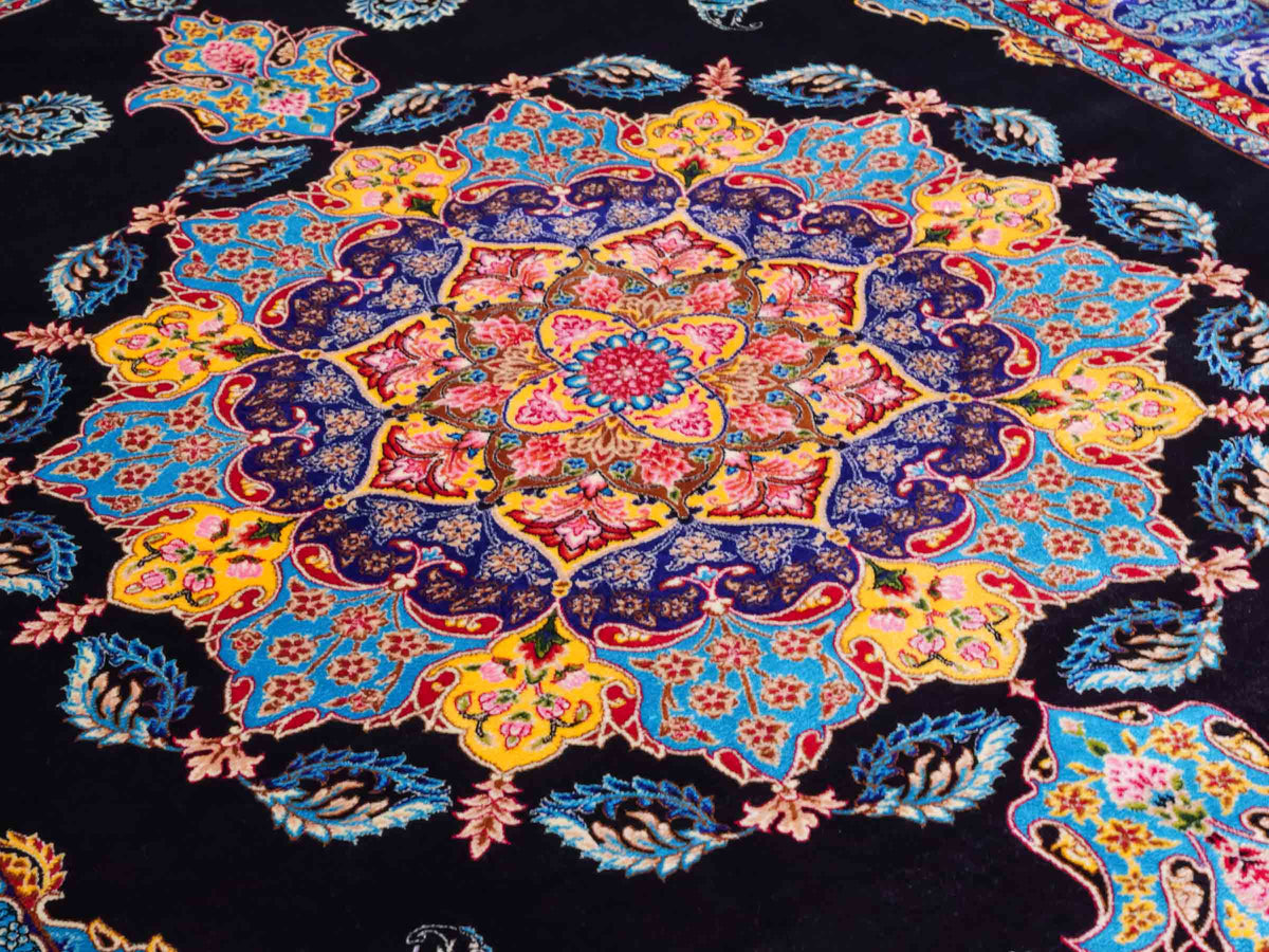 Ghom Maschinenteppich "Tahmina" 150 x 100 cm, mit Spiegel-Medaillon, aus pflanzlicher Seide (Viskose), Schwarz-Blau. Teppichnummer: V87BK150H. Persian Luxury Collection by Khademi. Made in Iran / Persia – Vertrieb durch JUPITER Intl.