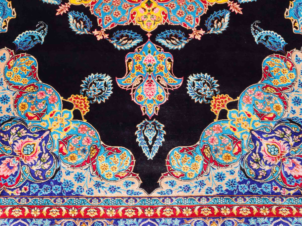 Ghom Maschinenteppich "Tahmina" 150 x 100 cm, mit Spiegel-Medaillon, aus pflanzlicher Seide (Viskose), Schwarz-Blau. Teppichnummer: V87BK150H. Persian Luxury Collection by Khademi. Made in Iran / Persia – Vertrieb durch JUPITER Intl.