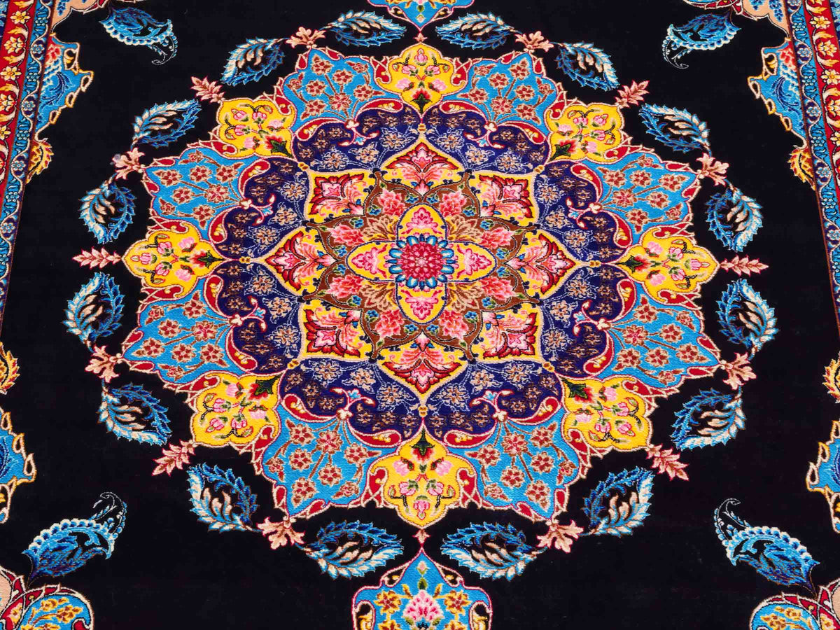 Ghom Maschinenteppich "Tahmina" 150 x 100 cm, mit Spiegel-Medaillon, aus pflanzlicher Seide (Viskose), Schwarz-Blau. Teppichnummer: V87BK150H. Persian Luxury Collection by Khademi. Made in Iran / Persia – Vertrieb durch JUPITER Intl.