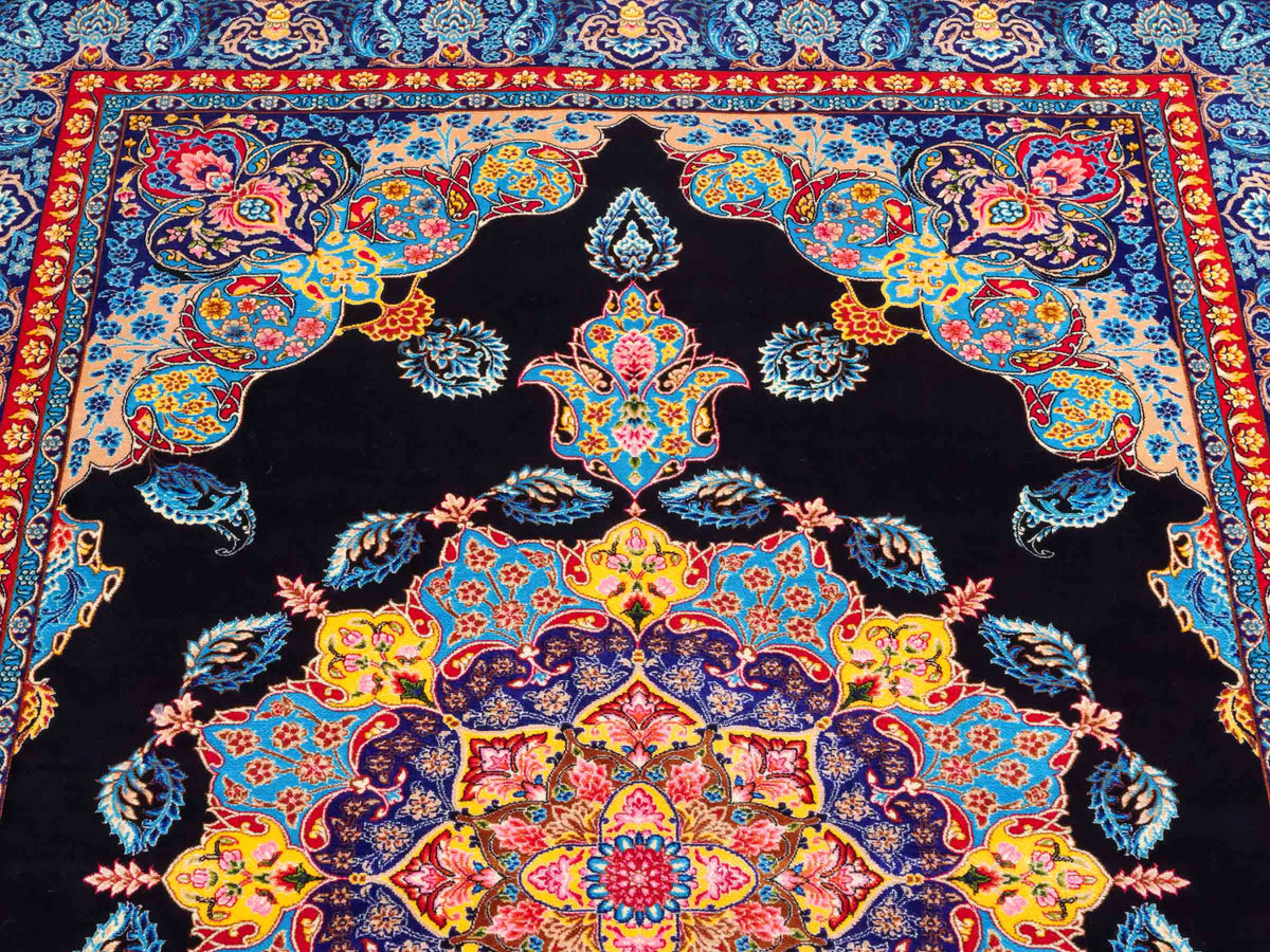 Ghom Maschinenteppich "Tahmina" 150 x 100 cm, mit Spiegel-Medaillon, aus pflanzlicher Seide (Viskose), Schwarz-Blau. Teppichnummer: V87BK150H. Persian Luxury Collection by Khademi. Made in Iran / Persia – Vertrieb durch JUPITER Intl.