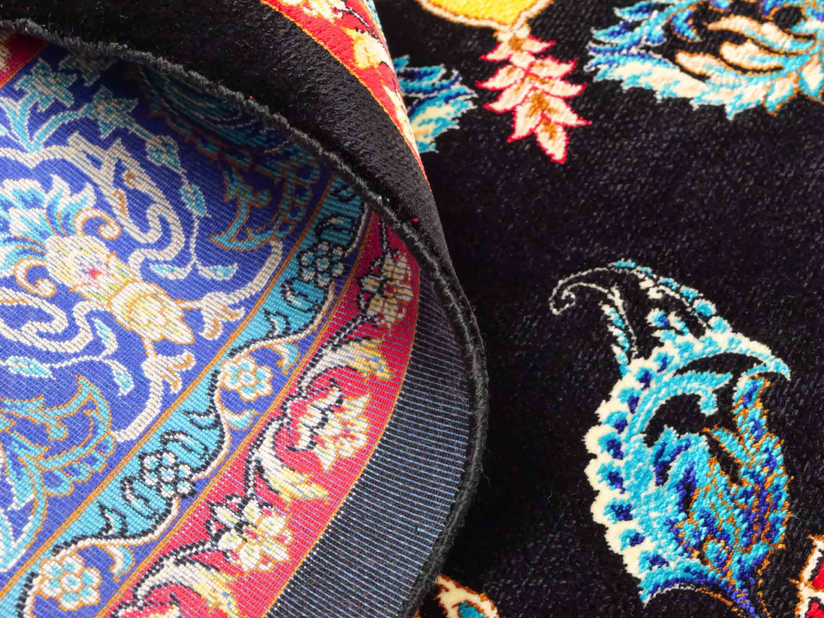 Ghom Maschinenteppich "Tahmina" 150 x 100 cm, mit Spiegel-Medaillon, aus pflanzlicher Seide (Viskose), Schwarz-Blau. Teppichnummer: V87BK150H. Persian Luxury Collection by Khademi. Made in Iran / Persia – Vertrieb durch JUPITER Intl.