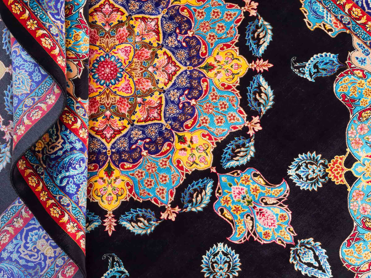 Ghom Maschinenteppich "Tahmina" 150 x 100 cm, mit Spiegel-Medaillon, aus pflanzlicher Seide (Viskose), Schwarz-Blau. Teppichnummer: V87BK150H. Persian Luxury Collection by Khademi. Made in Iran / Persia – Vertrieb durch JUPITER Intl.