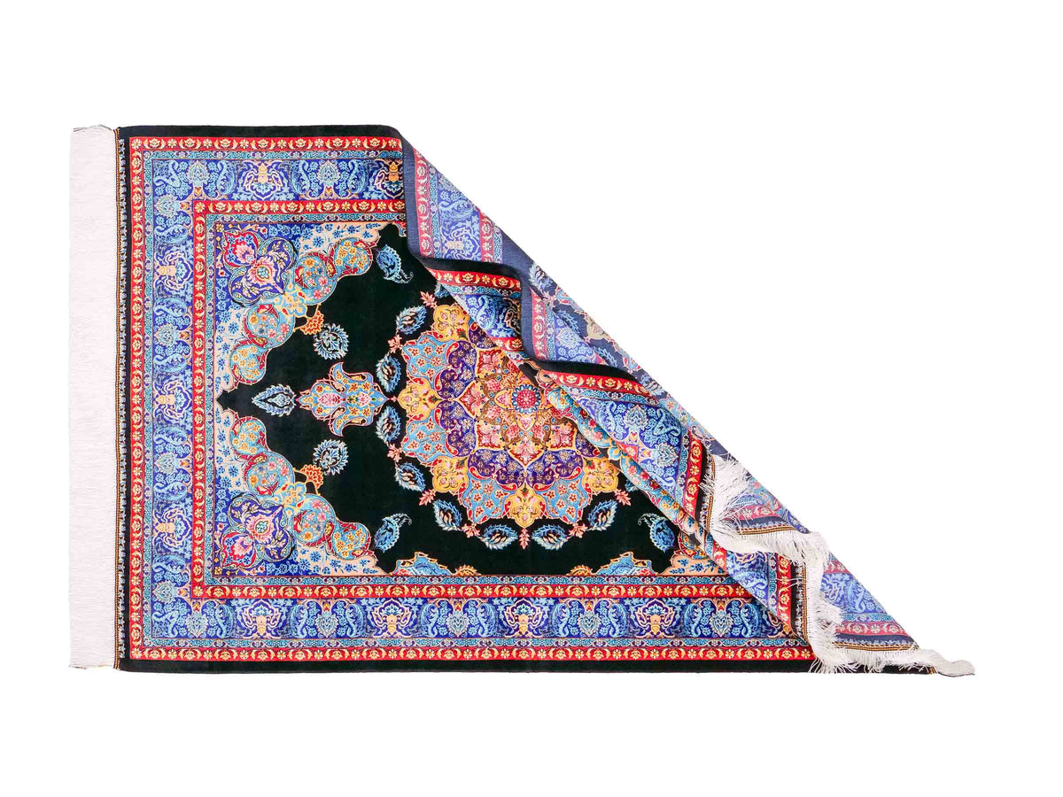 Ghom Maschinenteppich "Tahmina" 150 x 100 cm, mit Spiegel-Medaillon, aus pflanzlicher Seide (Viskose), Schwarz-Blau. Teppichnummer: V87BK150H. Persian Luxury Collection by Khademi. Made in Iran / Persia – Vertrieb durch JUPITER Intl.