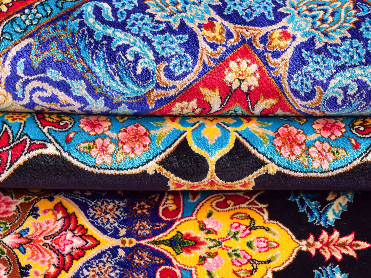 Ghom Maschinenteppich "Tahmina" 150 x 100 cm, mit Spiegel-Medaillon, aus pflanzlicher Seide (Viskose), Schwarz-Blau. Teppichnummer: V87BK150H. Persian Luxury Collection by Khademi. Made in Iran / Persia – Vertrieb durch JUPITER Intl.