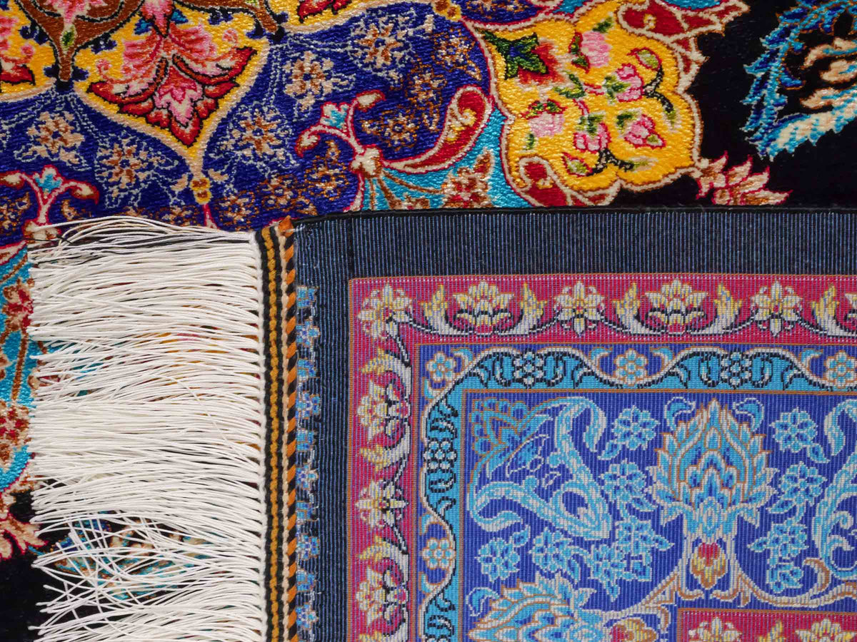 Ghom Maschinenteppich "Tahmina" 150 x 100 cm, mit Spiegel-Medaillon, aus pflanzlicher Seide (Viskose), Schwarz-Blau. Teppichnummer: V87BK150H. Persian Luxury Collection by Khademi. Made in Iran / Persia – Vertrieb durch JUPITER Intl.