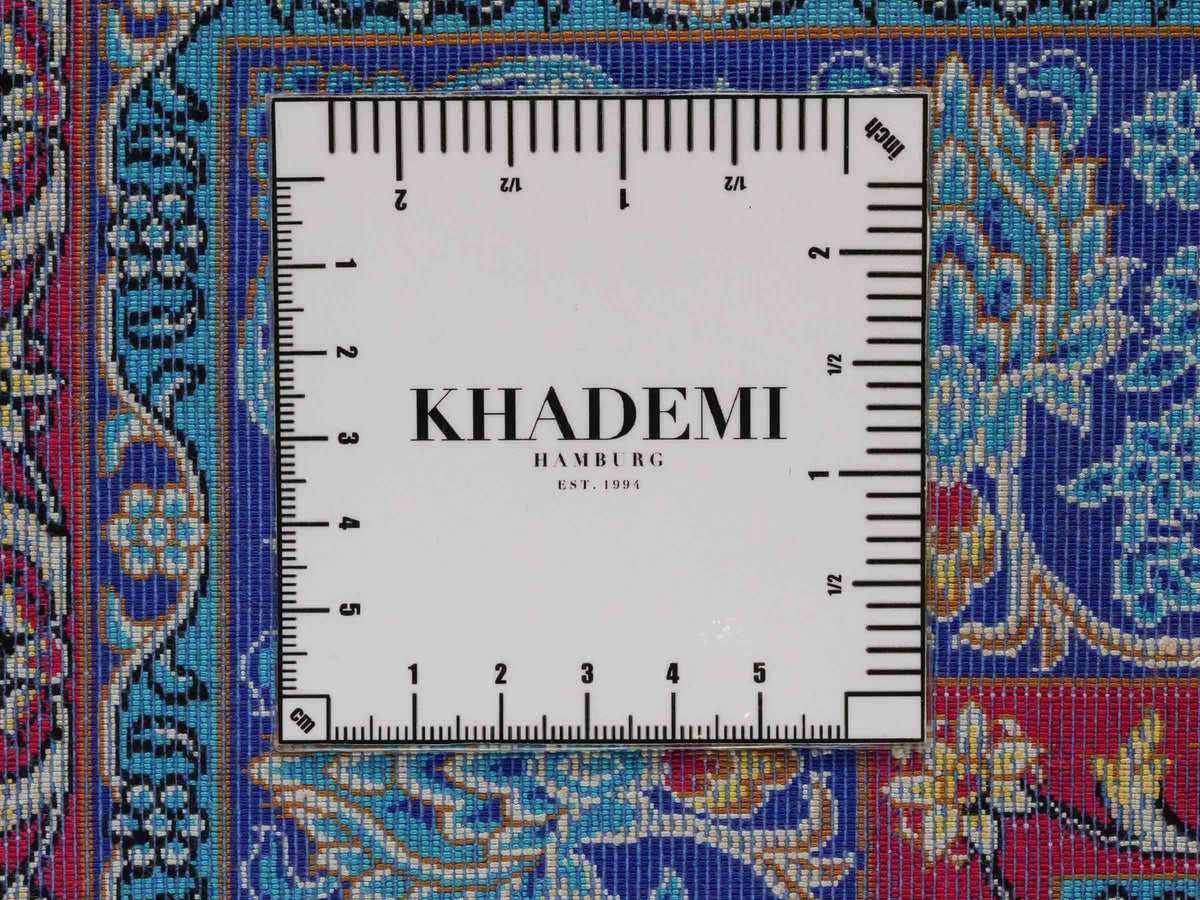 Ghom Maschinenteppich "Tahmina" 150 x 100 cm, mit Spiegel-Medaillon, aus pflanzlicher Seide (Viskose), Schwarz-Blau. Teppichnummer: V87BK150H. Persian Luxury Collection by Khademi. Made in Iran / Persia – Vertrieb durch JUPITER Intl.