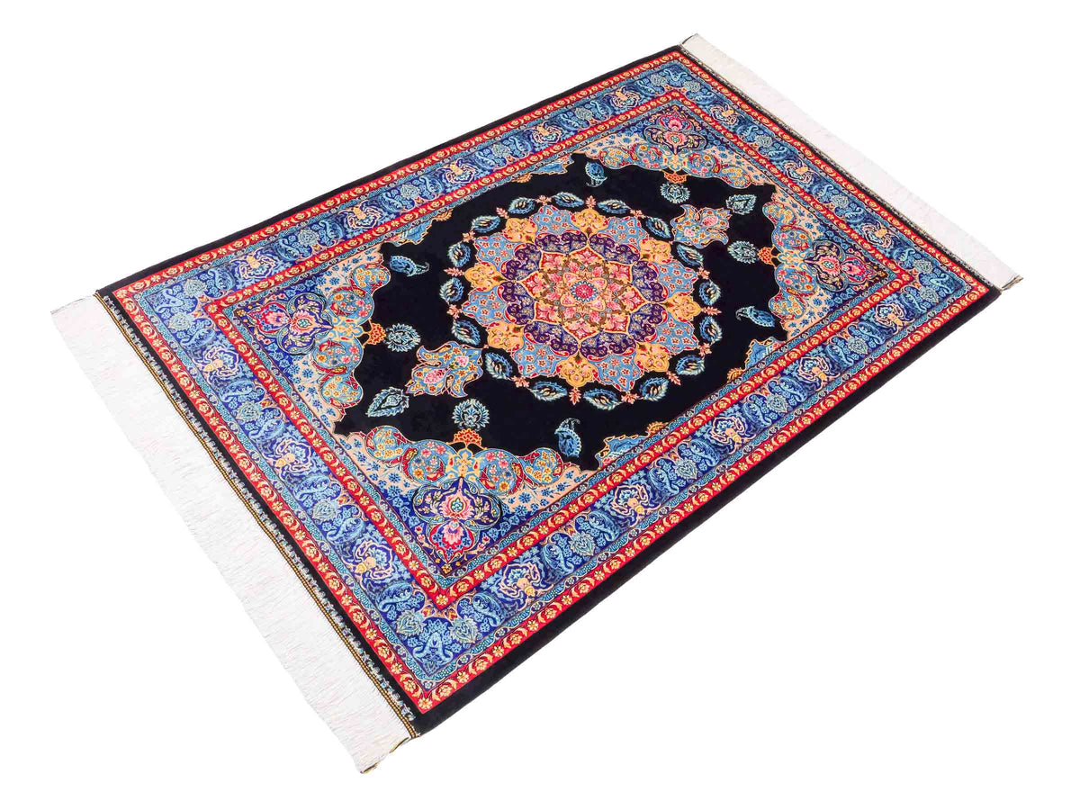 Ghom Maschinenteppich "Tahmina" 150 x 100 cm, mit Spiegel-Medaillon, aus pflanzlicher Seide (Viskose), Schwarz-Blau. Teppichnummer: V87BK150H. Persian Luxury Collection by Khademi. Made in Iran / Persia – Vertrieb durch JUPITER Intl.