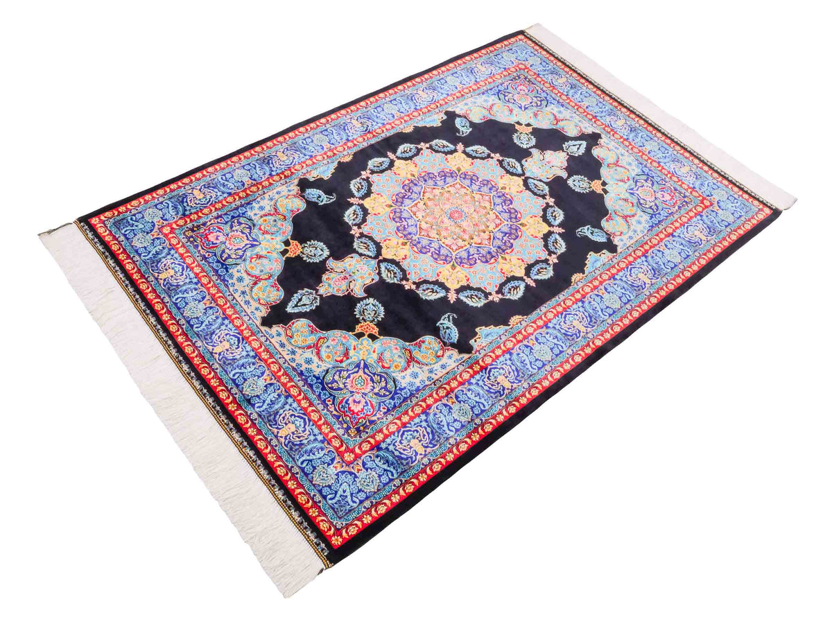 Ghom Maschinenteppich "Tahmina" 150 x 100 cm, mit Spiegel-Medaillon, aus pflanzlicher Seide (Viskose), Schwarz-Blau. Teppichnummer: V87BK150H. Persian Luxury Collection by Khademi. Made in Iran / Persia – Vertrieb durch JUPITER Intl.
