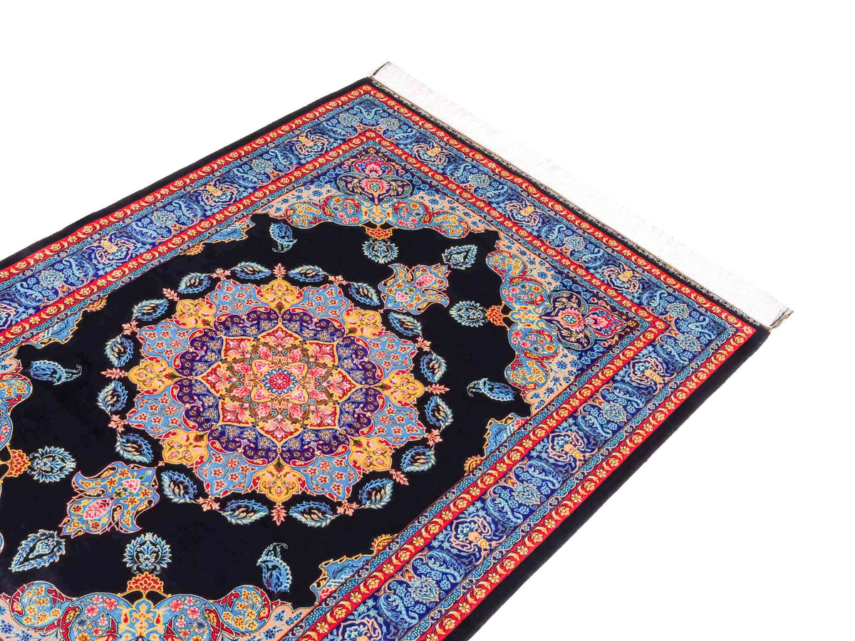 Ghom Maschinenteppich "Tahmina" 150 x 100 cm, mit Spiegel-Medaillon, aus pflanzlicher Seide (Viskose), Schwarz-Blau. Teppichnummer: V87BK150H. Persian Luxury Collection by Khademi. Made in Iran / Persia – Vertrieb durch JUPITER Intl.