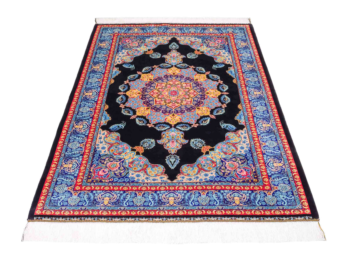 Ghom Maschinenteppich "Tahmina" 150 x 100 cm, mit Spiegel-Medaillon, aus pflanzlicher Seide (Viskose), Schwarz-Blau. Teppichnummer: V87BK150H. Persian Luxury Collection by Khademi. Made in Iran / Persia – Vertrieb durch JUPITER Intl.