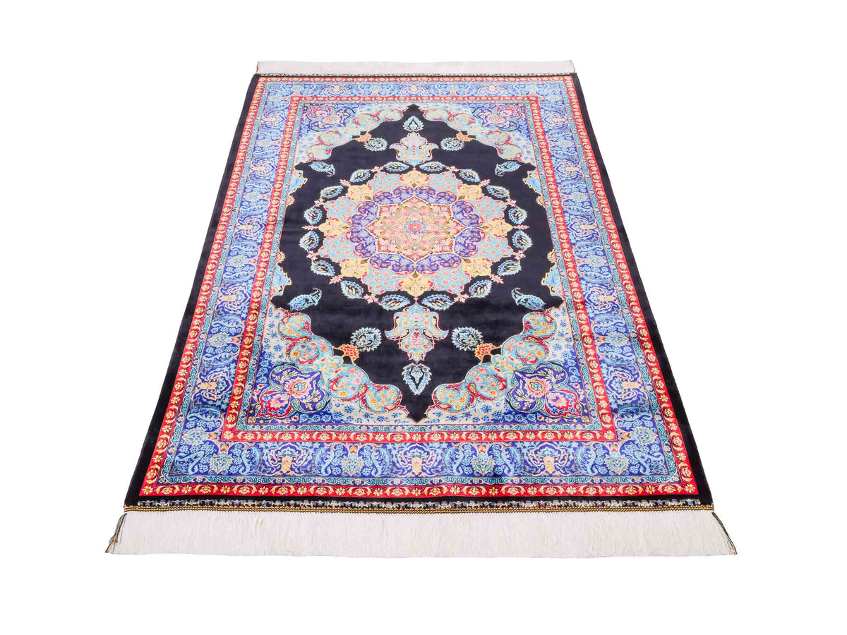 Ghom Maschinenteppich "Tahmina" 150 x 100 cm, mit Spiegel-Medaillon, aus pflanzlicher Seide (Viskose), Schwarz-Blau. Teppichnummer: V87BK150H. Persian Luxury Collection by Khademi. Made in Iran / Persia – Vertrieb durch JUPITER Intl.