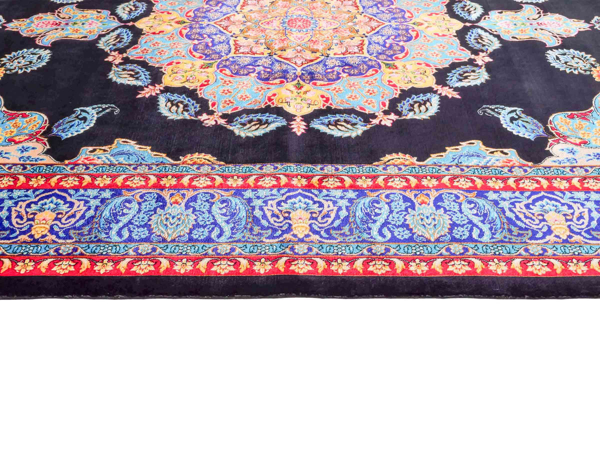Ghom Maschinenteppich "Tahmina" 150 x 100 cm, mit Spiegel-Medaillon, aus pflanzlicher Seide (Viskose), Schwarz-Blau. Teppichnummer: V87BK150H. Persian Luxury Collection by Khademi. Made in Iran / Persia – Vertrieb durch JUPITER Intl.