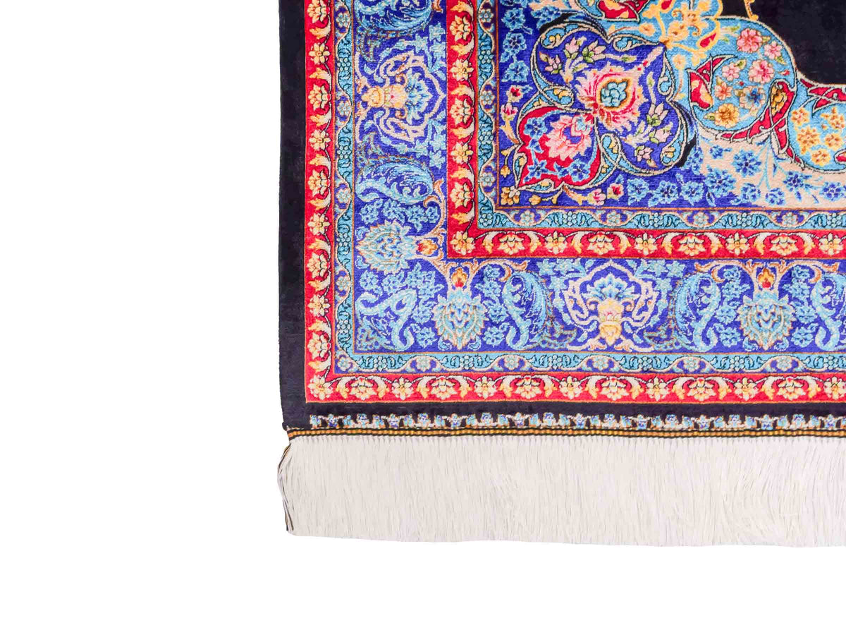 Ghom Maschinenteppich "Tahmina" 150 x 100 cm, mit Spiegel-Medaillon, aus pflanzlicher Seide (Viskose), Schwarz-Blau. Teppichnummer: V87BK150H. Persian Luxury Collection by Khademi. Made in Iran / Persia – Vertrieb durch JUPITER Intl.