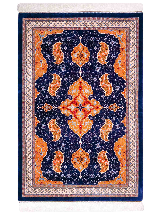 Ghom Maschinenteppich "Tahmuras" 150 x 100 cm, mit Medaillon, aus pflanzlicher Seide (Viskose), Marineblau. Teppichnummer: V88NY150H. Persian Luxury Collection by Khademi. Made in Iran / Persia – Vertrieb durch JUPITER Intl.