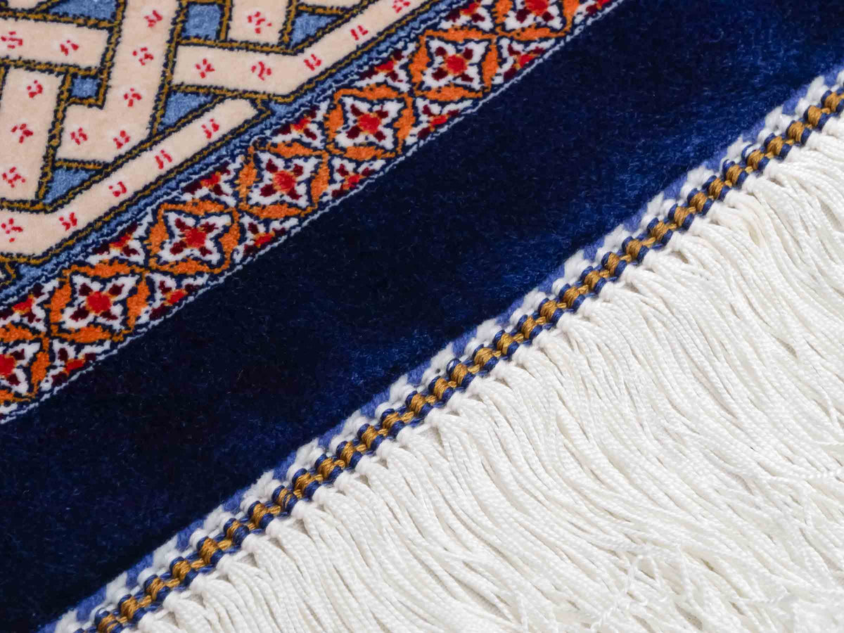 Ghom Maschinenteppich "Tahmuras" 150 x 100 cm, mit Medaillon, aus pflanzlicher Seide (Viskose), Marineblau. Teppichnummer: V88NY150H. Persian Luxury Collection by Khademi. Made in Iran / Persia – Vertrieb durch JUPITER Intl.