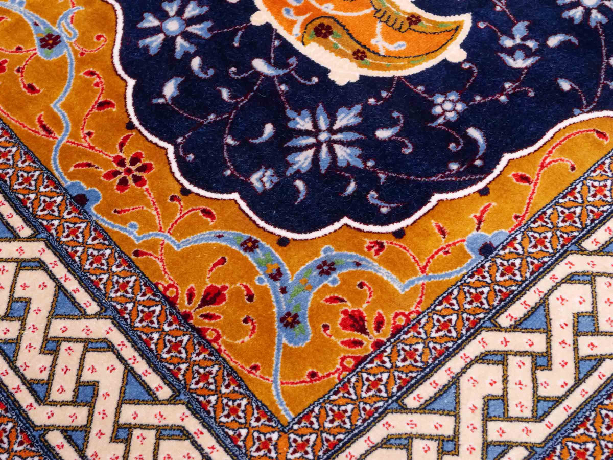 Ghom Maschinenteppich "Tahmuras" 150 x 100 cm, mit Medaillon, aus pflanzlicher Seide (Viskose), Marineblau. Teppichnummer: V88NY150H. Persian Luxury Collection by Khademi. Made in Iran / Persia – Vertrieb durch JUPITER Intl.