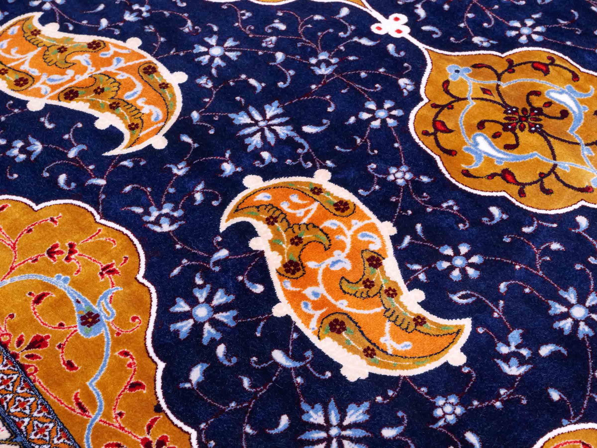 Ghom Maschinenteppich "Tahmuras" 150 x 100 cm, mit Medaillon, aus pflanzlicher Seide (Viskose), Marineblau. Teppichnummer: V88NY150H. Persian Luxury Collection by Khademi. Made in Iran / Persia – Vertrieb durch JUPITER Intl.