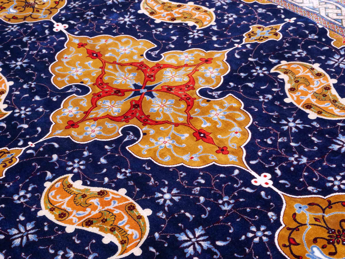 Ghom Maschinenteppich "Tahmuras" 150 x 100 cm, mit Medaillon, aus pflanzlicher Seide (Viskose), Marineblau. Teppichnummer: V88NY150H. Persian Luxury Collection by Khademi. Made in Iran / Persia – Vertrieb durch JUPITER Intl.