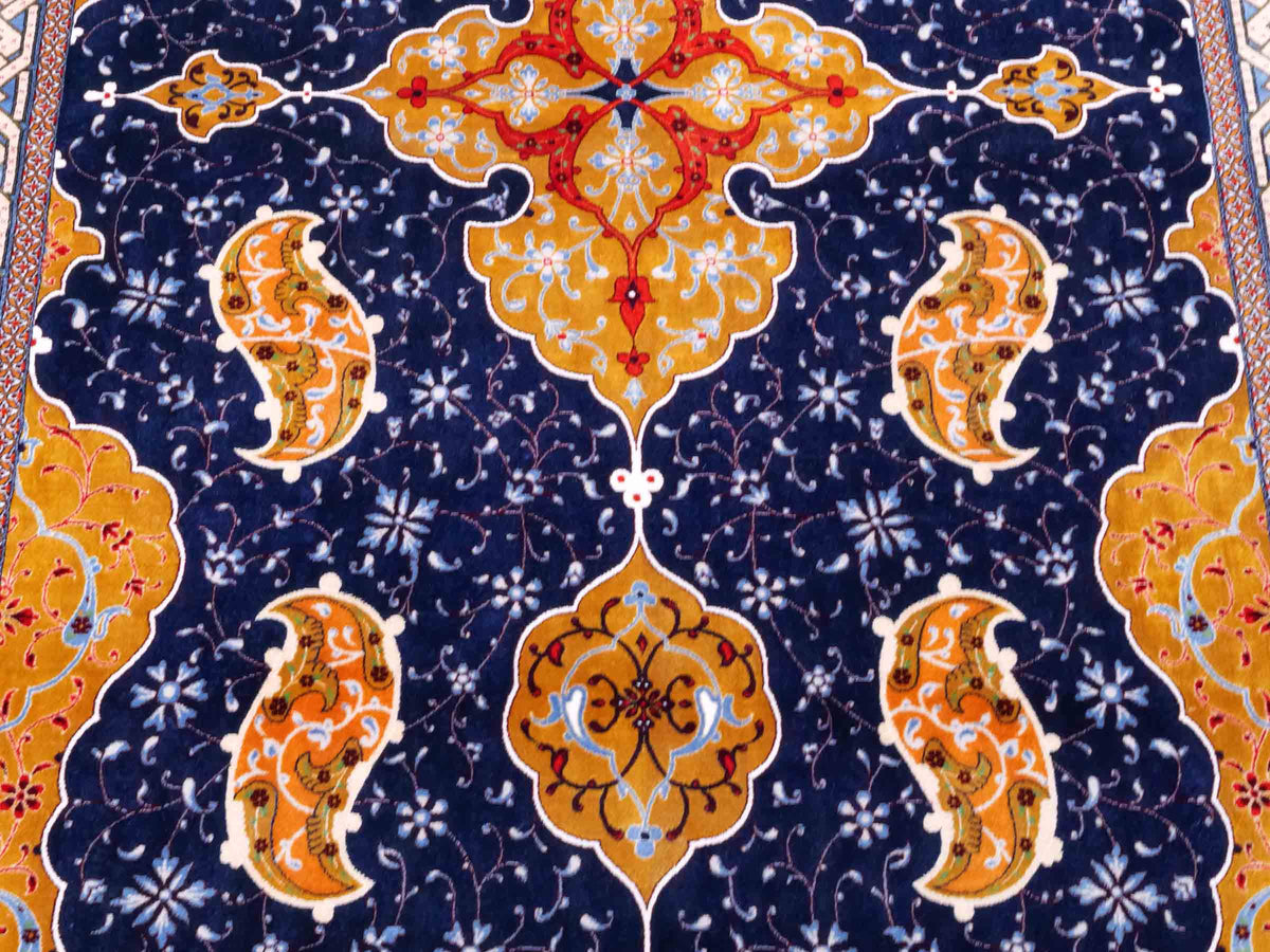 Ghom Maschinenteppich "Tahmuras" 150 x 100 cm, mit Medaillon, aus pflanzlicher Seide (Viskose), Marineblau. Teppichnummer: V88NY150H. Persian Luxury Collection by Khademi. Made in Iran / Persia – Vertrieb durch JUPITER Intl.