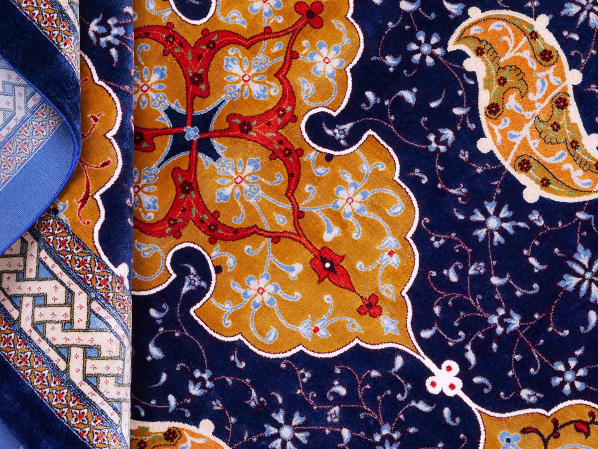 Ghom Maschinenteppich "Tahmuras" 150 x 100 cm, mit Medaillon, aus pflanzlicher Seide (Viskose), Marineblau. Teppichnummer: V88NY150H. Persian Luxury Collection by Khademi. Made in Iran / Persia – Vertrieb durch JUPITER Intl.