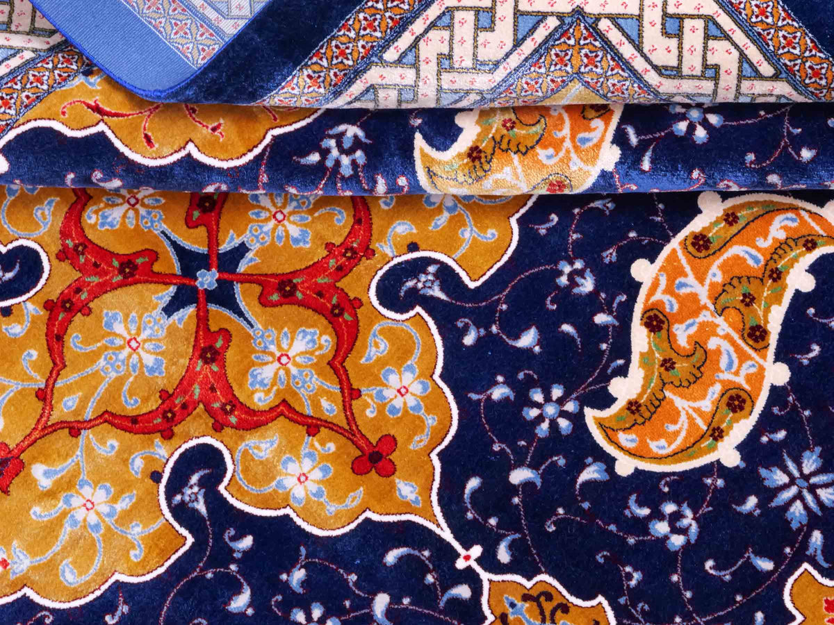 Ghom Maschinenteppich "Tahmuras" 150 x 100 cm, mit Medaillon, aus pflanzlicher Seide (Viskose), Marineblau. Teppichnummer: V88NY150H. Persian Luxury Collection by Khademi. Made in Iran / Persia – Vertrieb durch JUPITER Intl.