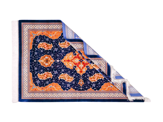 Ghom Maschinenteppich "Tahmuras" 150 x 100 cm, mit Medaillon, aus pflanzlicher Seide (Viskose), Marineblau. Teppichnummer: V88NY150H. Persian Luxury Collection by Khademi. Made in Iran / Persia – Vertrieb durch JUPITER Intl.
