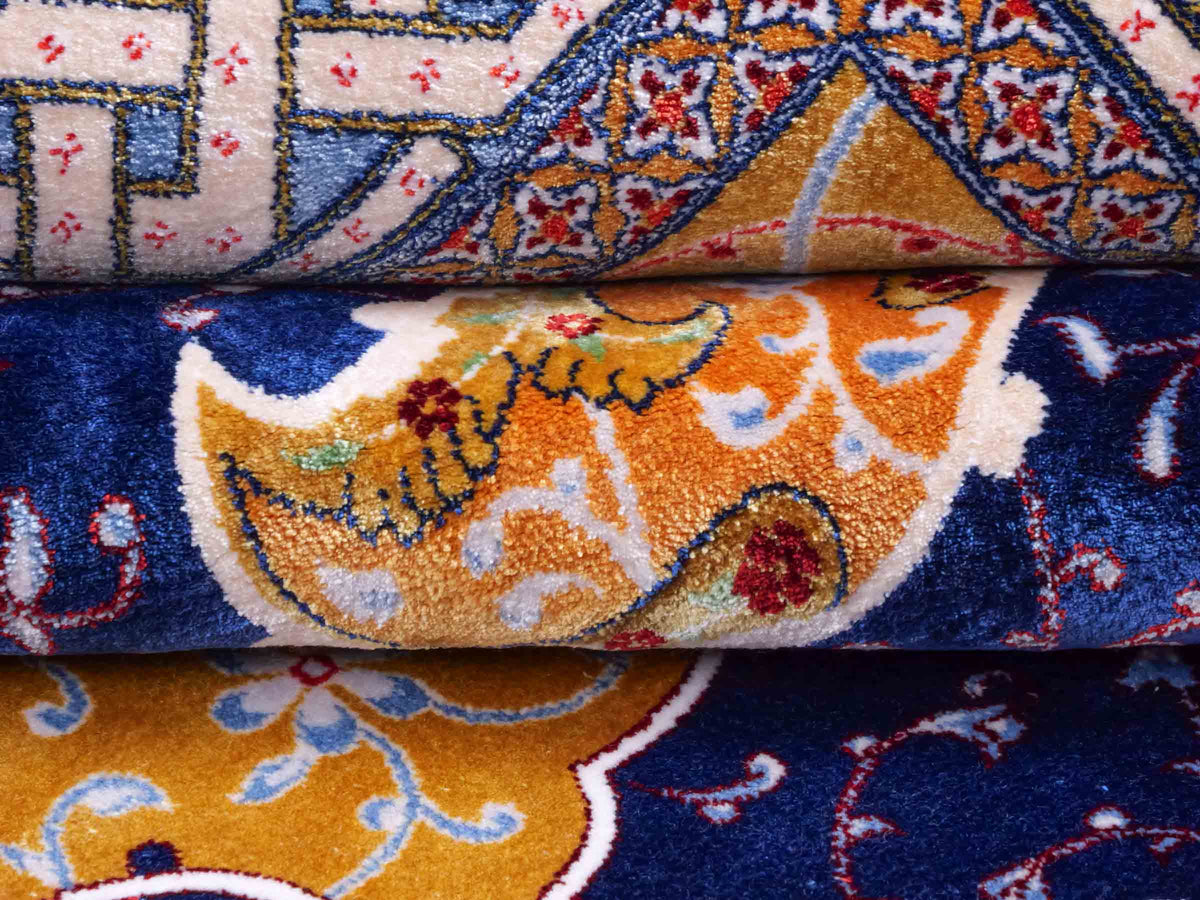 Ghom Maschinenteppich "Tahmuras" 150 x 100 cm, mit Medaillon, aus pflanzlicher Seide (Viskose), Marineblau. Teppichnummer: V88NY150H. Persian Luxury Collection by Khademi. Made in Iran / Persia – Vertrieb durch JUPITER Intl.