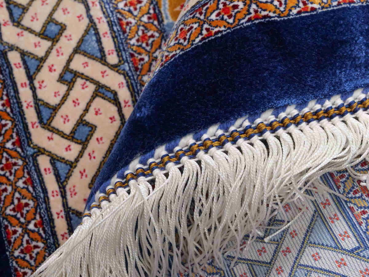 Ghom Maschinenteppich "Tahmuras" 150 x 100 cm, mit Medaillon, aus pflanzlicher Seide (Viskose), Marineblau. Teppichnummer: V88NY150H. Persian Luxury Collection by Khademi. Made in Iran / Persia – Vertrieb durch JUPITER Intl.