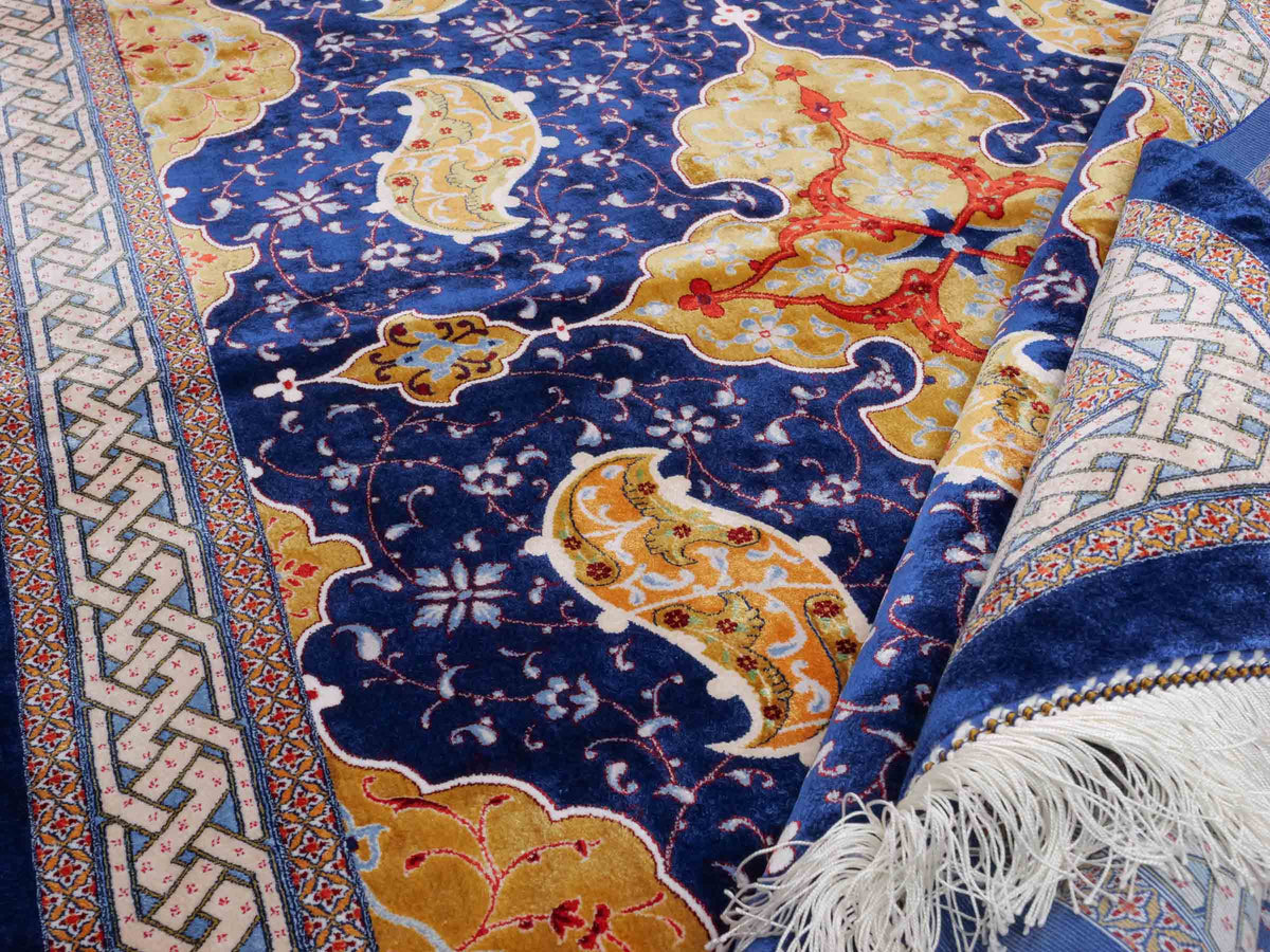 Ghom Maschinenteppich "Tahmuras" 150 x 100 cm, mit Medaillon, aus pflanzlicher Seide (Viskose), Marineblau. Teppichnummer: V88NY150H. Persian Luxury Collection by Khademi. Made in Iran / Persia – Vertrieb durch JUPITER Intl.