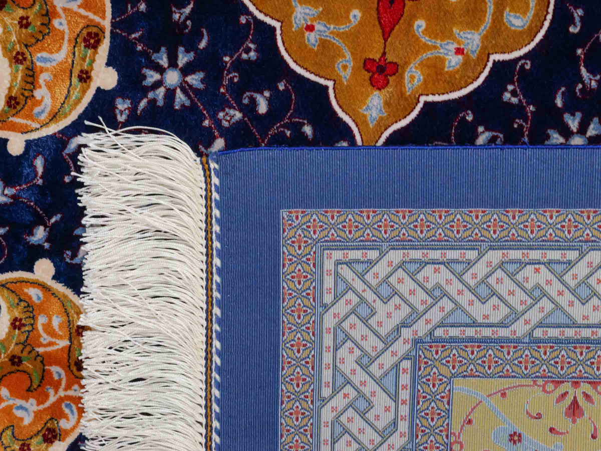 Ghom Maschinenteppich "Tahmuras" 150 x 100 cm, mit Medaillon, aus pflanzlicher Seide (Viskose), Marineblau. Teppichnummer: V88NY150H. Persian Luxury Collection by Khademi. Made in Iran / Persia – Vertrieb durch JUPITER Intl.