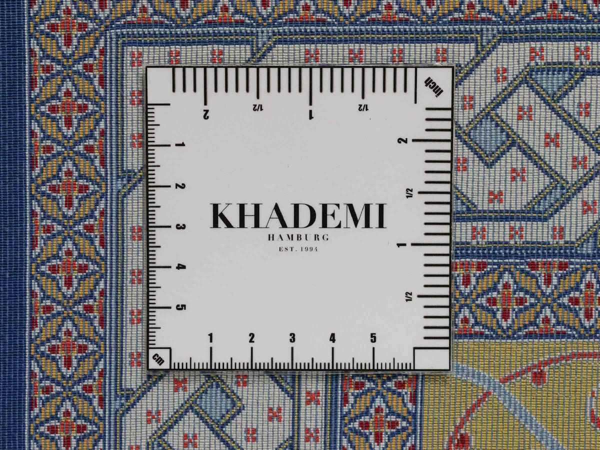 Ghom Maschinenteppich "Tahmuras" 150 x 100 cm, mit Medaillon, aus pflanzlicher Seide (Viskose), Marineblau. Teppichnummer: V88NY150H. Persian Luxury Collection by Khademi. Made in Iran / Persia – Vertrieb durch JUPITER Intl.