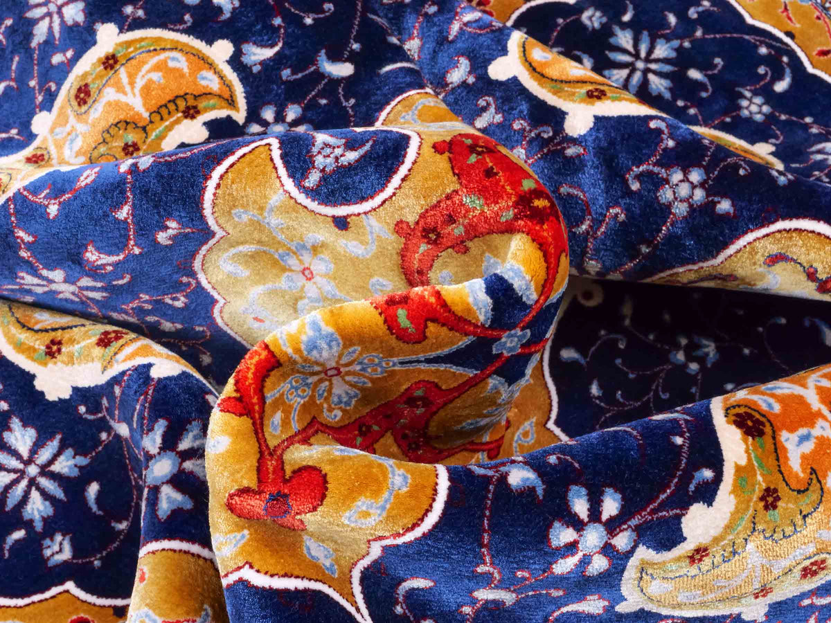 Ghom Maschinenteppich "Tahmuras" 150 x 100 cm, mit Medaillon, aus pflanzlicher Seide (Viskose), Marineblau. Teppichnummer: V88NY150H. Persian Luxury Collection by Khademi. Made in Iran / Persia – Vertrieb durch JUPITER Intl.