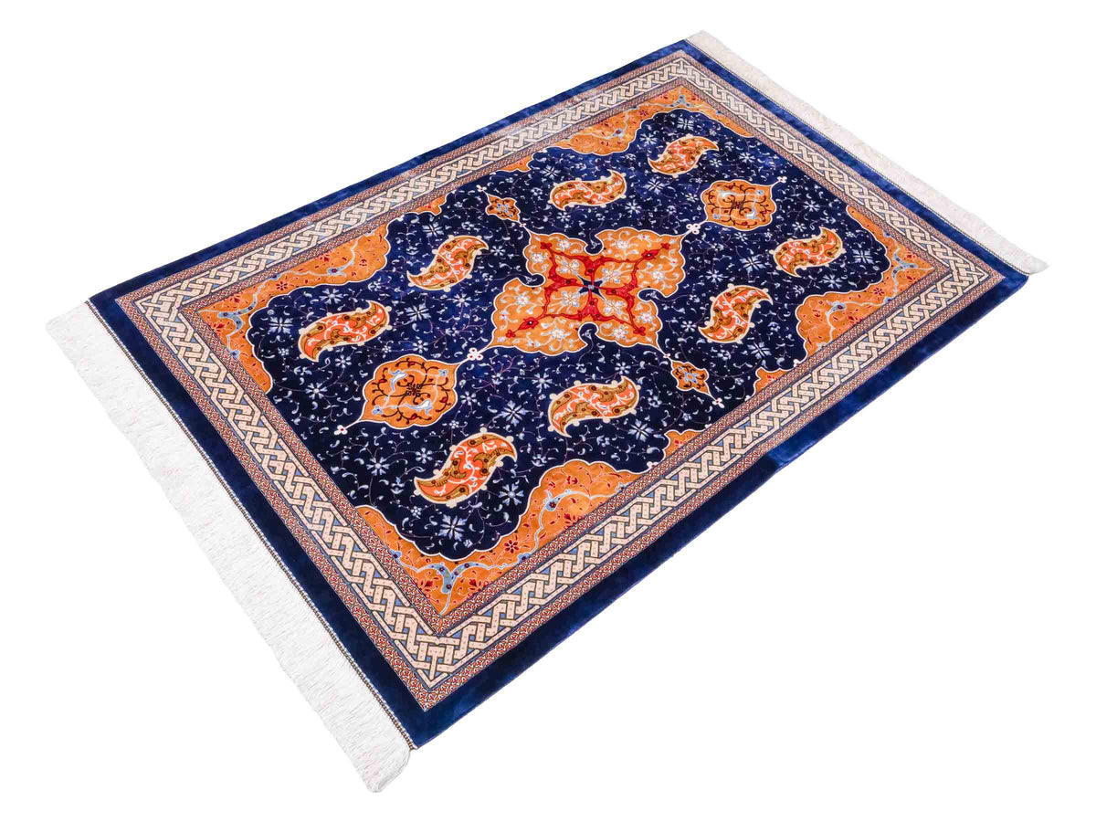 Ghom Maschinenteppich "Tahmuras" 150 x 100 cm, mit Medaillon, aus pflanzlicher Seide (Viskose), Marineblau. Teppichnummer: V88NY150H. Persian Luxury Collection by Khademi. Made in Iran / Persia – Vertrieb durch JUPITER Intl.