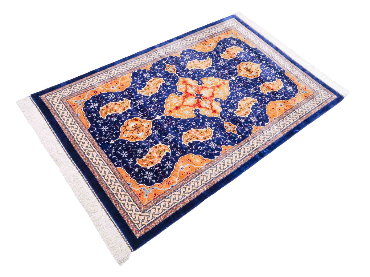 Ghom Maschinenteppich "Tahmuras" 150 x 100 cm, mit Medaillon, aus pflanzlicher Seide (Viskose), Marineblau. Teppichnummer: V88NY150H. Persian Luxury Collection by Khademi. Made in Iran / Persia – Vertrieb durch JUPITER Intl.