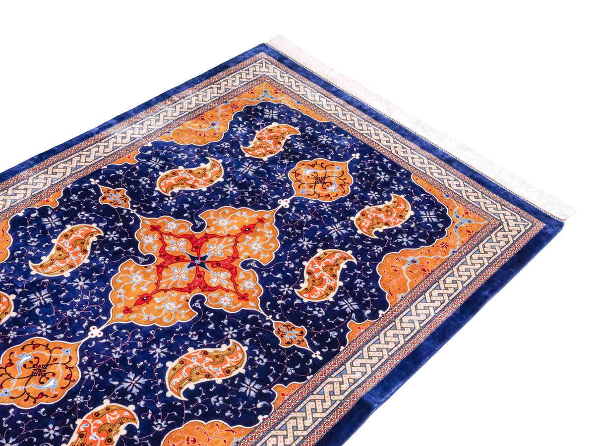 Ghom Maschinenteppich "Tahmuras" 150 x 100 cm, mit Medaillon, aus pflanzlicher Seide (Viskose), Marineblau. Teppichnummer: V88NY150H. Persian Luxury Collection by Khademi. Made in Iran / Persia – Vertrieb durch JUPITER Intl.