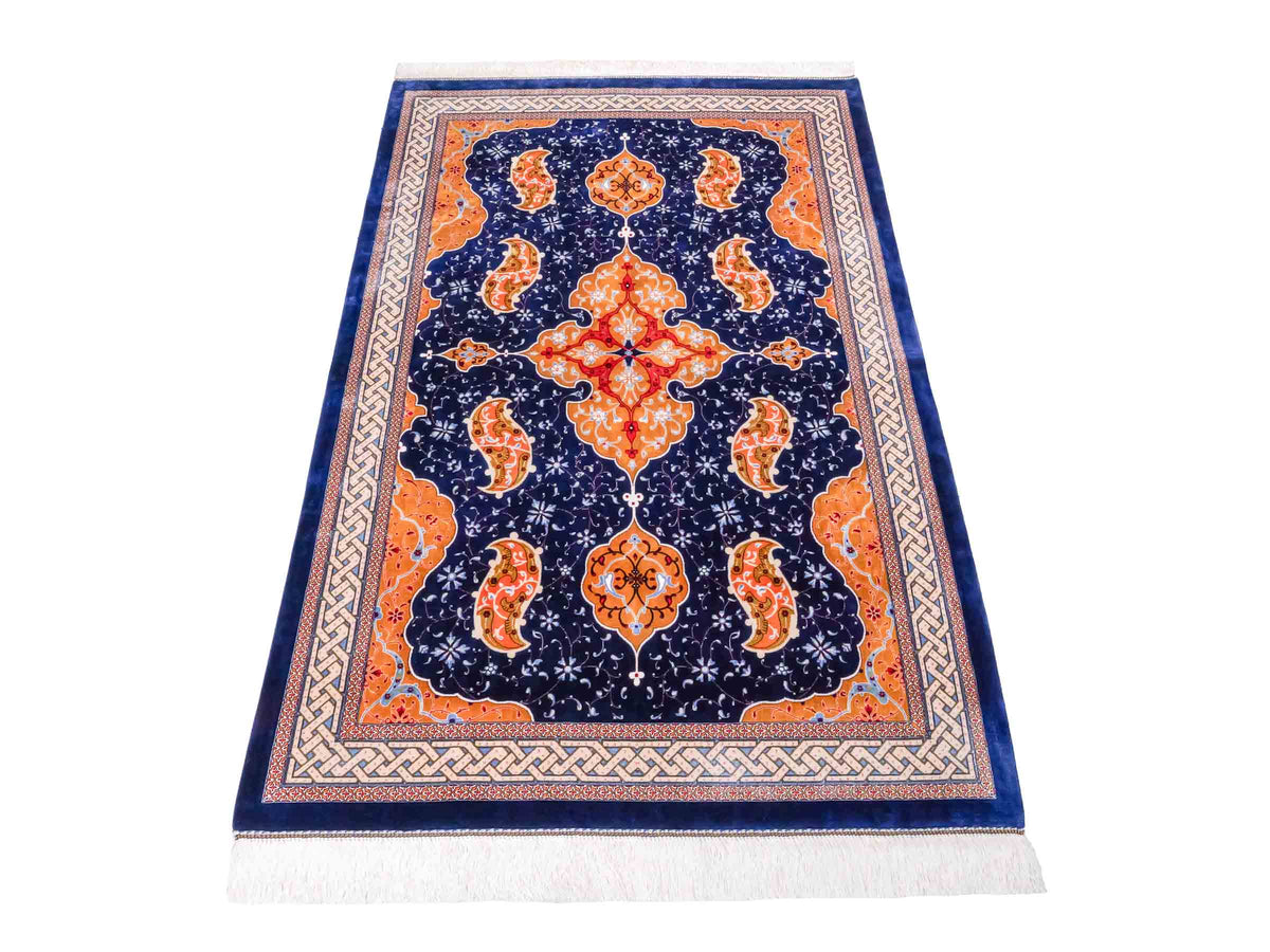 Ghom Maschinenteppich "Tahmuras" 150 x 100 cm, mit Medaillon, aus pflanzlicher Seide (Viskose), Marineblau. Teppichnummer: V88NY150H. Persian Luxury Collection by Khademi. Made in Iran / Persia – Vertrieb durch JUPITER Intl.