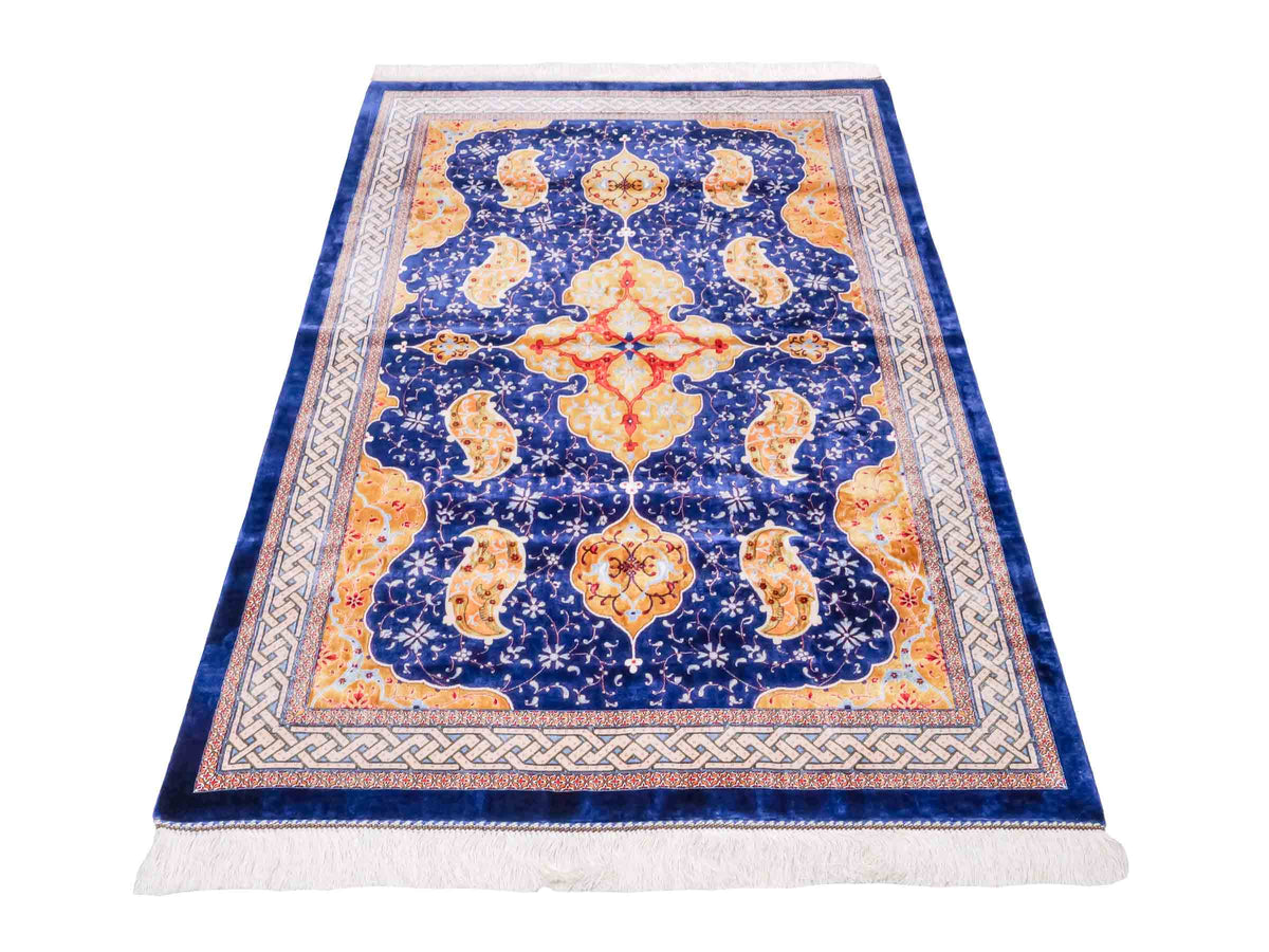 Ghom Maschinenteppich "Tahmuras" 150 x 100 cm, mit Medaillon, aus pflanzlicher Seide (Viskose), Marineblau. Teppichnummer: V88NY150H. Persian Luxury Collection by Khademi. Made in Iran / Persia – Vertrieb durch JUPITER Intl.