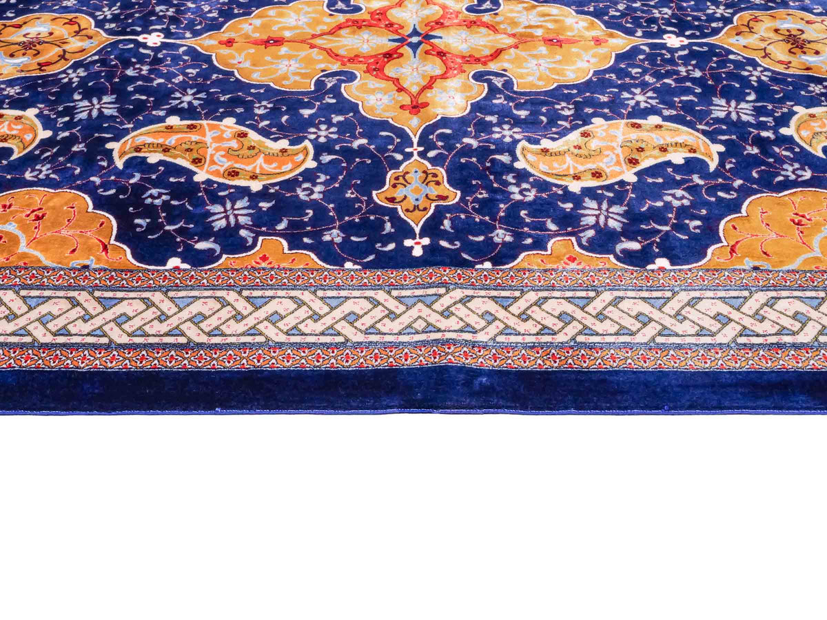Ghom Maschinenteppich "Tahmuras" 150 x 100 cm, mit Medaillon, aus pflanzlicher Seide (Viskose), Marineblau. Teppichnummer: V88NY150H. Persian Luxury Collection by Khademi. Made in Iran / Persia – Vertrieb durch JUPITER Intl.