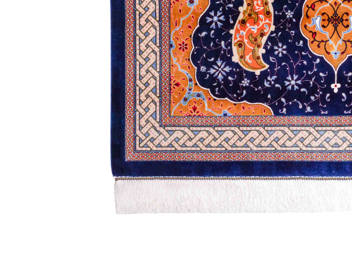 Ghom Maschinenteppich "Tahmuras" 150 x 100 cm, mit Medaillon, aus pflanzlicher Seide (Viskose), Marineblau. Teppichnummer: V88NY150H. Persian Luxury Collection by Khademi. Made in Iran / Persia – Vertrieb durch JUPITER Intl.