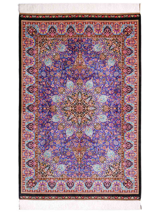 Ghom Maschinenteppich "Tus" 150 x 100 cm, mit Medaillon, aus pflanzlicher Seide (Viskose), Schwarz-Blau. Teppichnummer: V89DB150H. Persian Luxury Collection by Khademi. Made in Iran / Persia – Vertrieb durch JUPITER Intl.