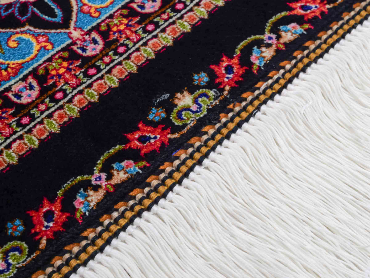 Ghom Maschinenteppich "Tus" 150 x 100 cm, mit Medaillon, aus pflanzlicher Seide (Viskose), Schwarz-Blau. Teppichnummer: V89DB150H. Persian Luxury Collection by Khademi. Made in Iran / Persia – Vertrieb durch JUPITER Intl.