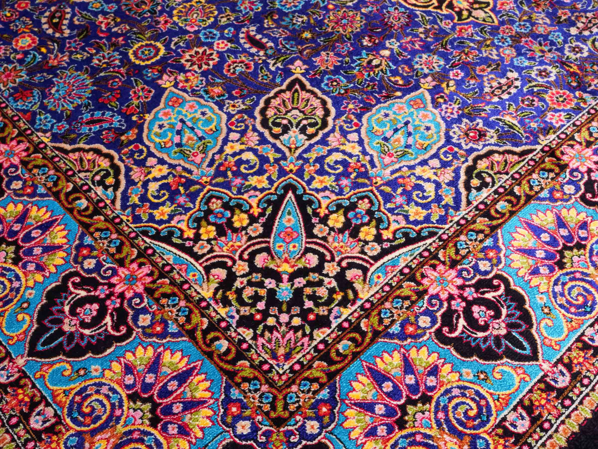 Ghom Maschinenteppich "Tus" 150 x 100 cm, mit Medaillon, aus pflanzlicher Seide (Viskose), Schwarz-Blau. Teppichnummer: V89DB150H. Persian Luxury Collection by Khademi. Made in Iran / Persia – Vertrieb durch JUPITER Intl.