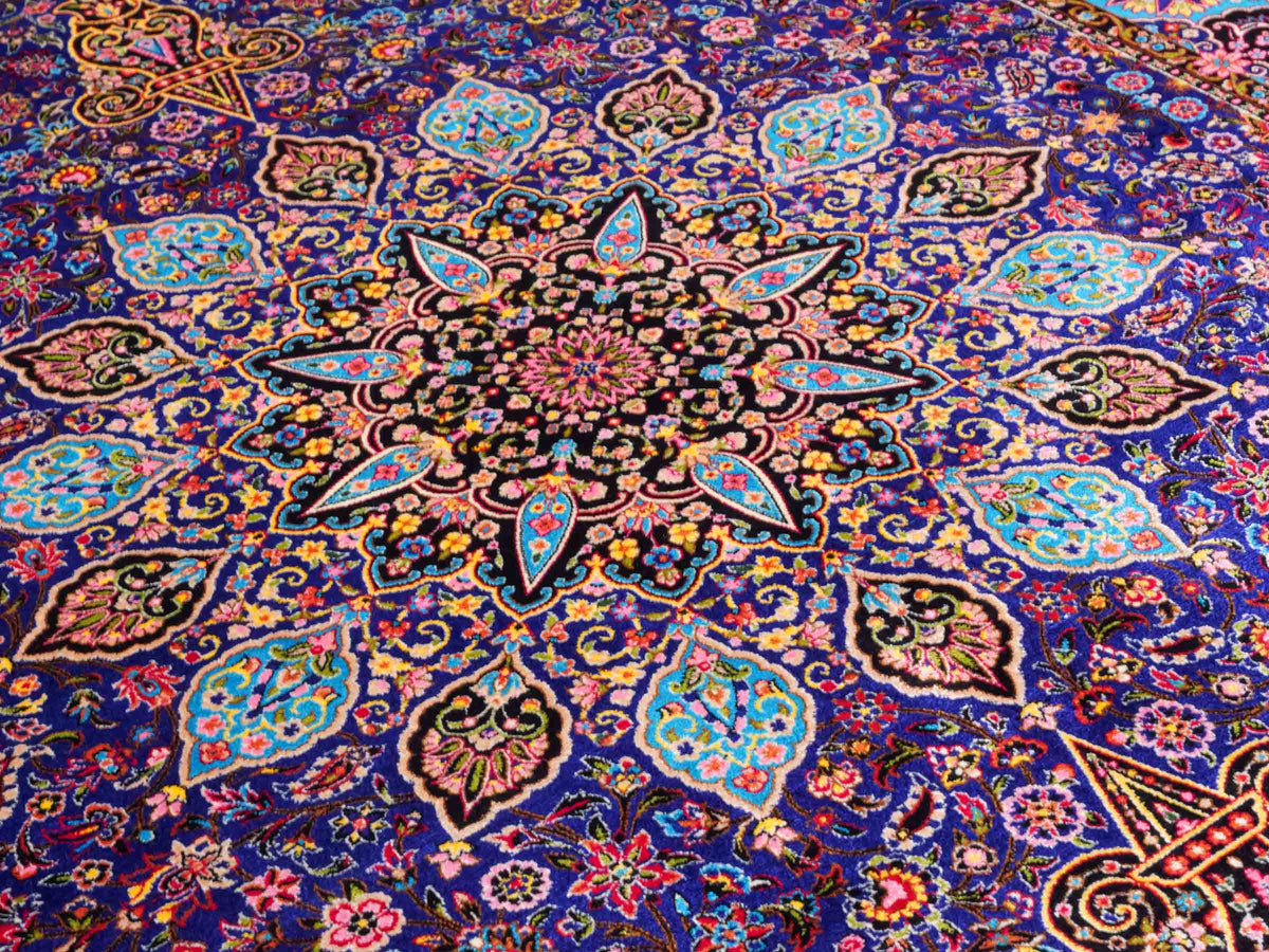 Ghom Maschinenteppich "Tus" 150 x 100 cm, mit Medaillon, aus pflanzlicher Seide (Viskose), Schwarz-Blau. Teppichnummer: V89DB150H. Persian Luxury Collection by Khademi. Made in Iran / Persia – Vertrieb durch JUPITER Intl.