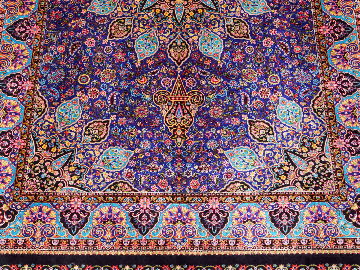 Ghom Maschinenteppich "Tus" 150 x 100 cm, mit Medaillon, aus pflanzlicher Seide (Viskose), Schwarz-Blau. Teppichnummer: V89DB150H. Persian Luxury Collection by Khademi. Made in Iran / Persia – Vertrieb durch JUPITER Intl.