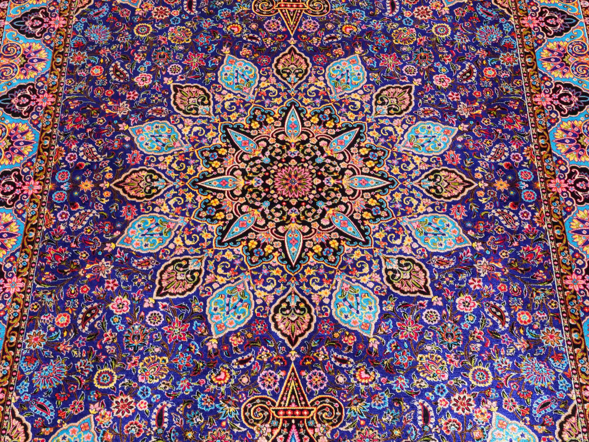 Ghom Maschinenteppich "Tus" 150 x 100 cm, mit Medaillon, aus pflanzlicher Seide (Viskose), Schwarz-Blau. Teppichnummer: V89DB150H. Persian Luxury Collection by Khademi. Made in Iran / Persia – Vertrieb durch JUPITER Intl.