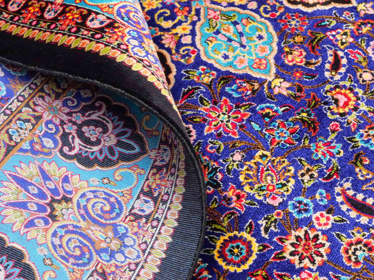 Ghom Maschinenteppich "Tus" 150 x 100 cm, mit Medaillon, aus pflanzlicher Seide (Viskose), Schwarz-Blau. Teppichnummer: V89DB150H. Persian Luxury Collection by Khademi. Made in Iran / Persia – Vertrieb durch JUPITER Intl.