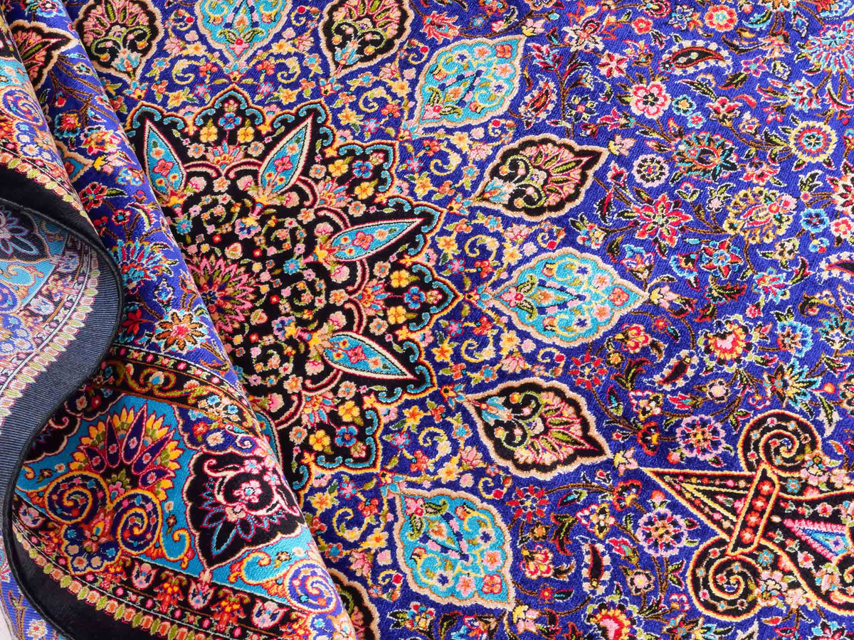 Ghom Maschinenteppich "Tus" 150 x 100 cm, mit Medaillon, aus pflanzlicher Seide (Viskose), Schwarz-Blau. Teppichnummer: V89DB150H. Persian Luxury Collection by Khademi. Made in Iran / Persia – Vertrieb durch JUPITER Intl.